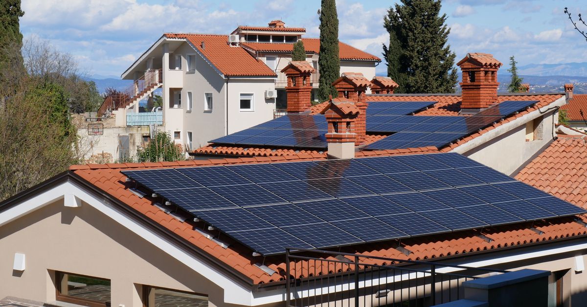 Panneaux solaires photovoltaïques posés sur la toiture en tuiles d'une maison